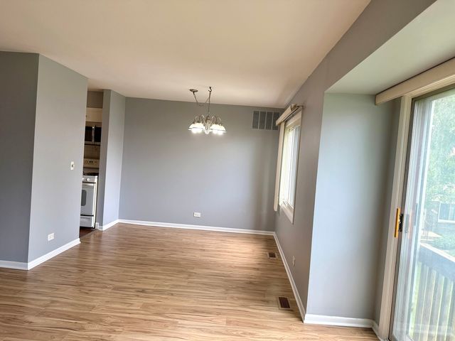 3026 Roberts Drive 8, Woodridge, IL 60517