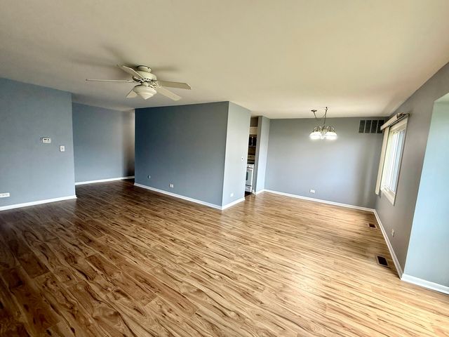 3026 Roberts Drive 8, Woodridge, IL 60517