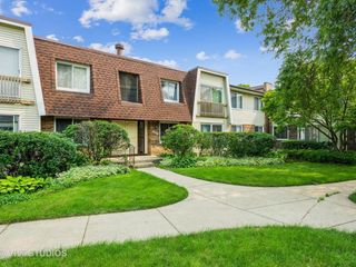 3026 Roberts Drive 8, Woodridge, IL 60517