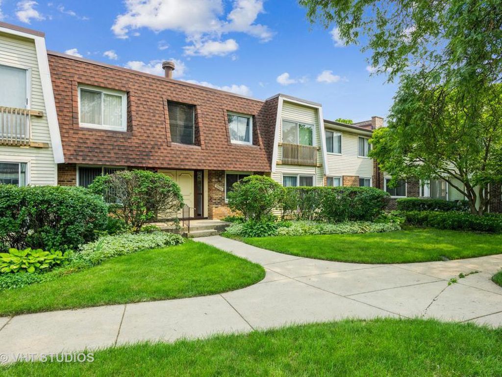 3026 Roberts Drive 8, Woodridge, IL 60517