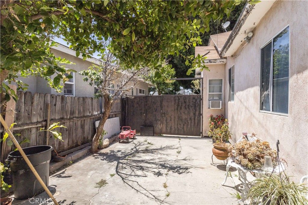 Image 10 of property listing at 142 N Vendome Street, Los Angeles, CA 90026