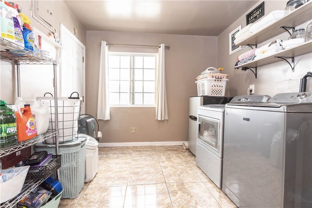 Image 20 of property listing at 142 N Vendome Street, Los Angeles, CA 90026
