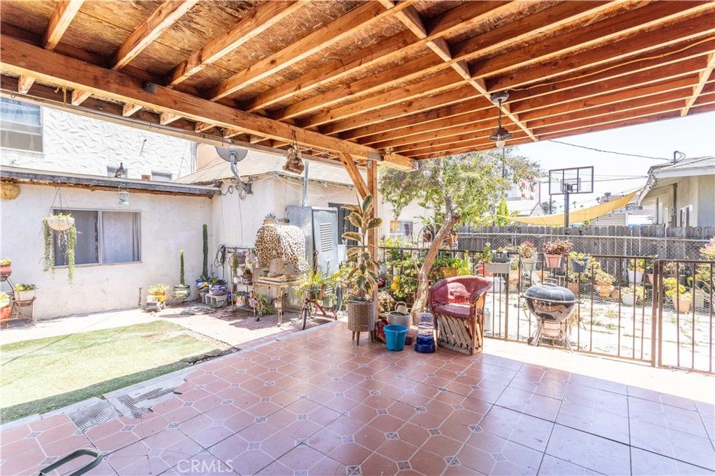 Image 21 of property listing at 142 N Vendome Street, Los Angeles, CA 90026