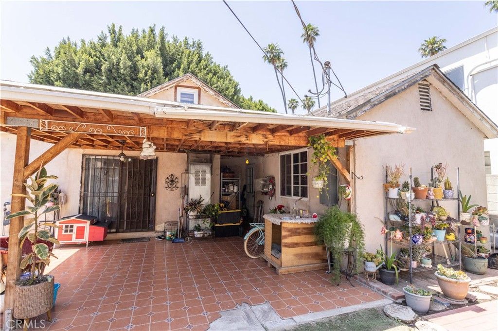 Image 22 of property listing at 142 N Vendome Street, Los Angeles, CA 90026