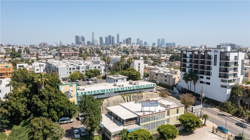 Image 26 of property listing at 142 N Vendome Street, Los Angeles, CA 90026