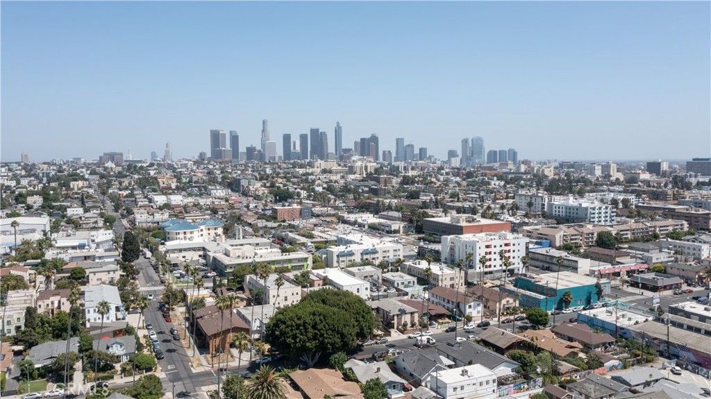 Image 28 of property listing at 142 N Vendome Street, Los Angeles, CA 90026