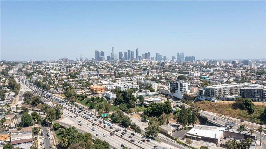 Image 6 of property listing at 142 N Vendome Street, Los Angeles, CA 90026