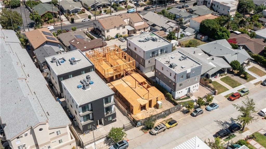 Image 7 of property listing at 142 N Vendome Street, Los Angeles, CA 90026