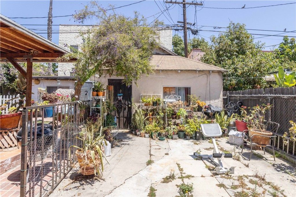 Image 8 of property listing at 142 N Vendome Street, Los Angeles, CA 90026