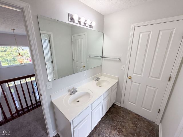1111 Red Dunes Run, Avon, IN 46123