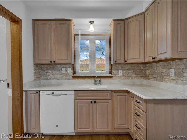 21100 Yale Street, St. Clair Shores, MI 48081