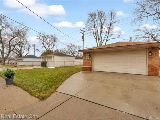 21100 Yale Street, St. Clair Shores, MI 48081