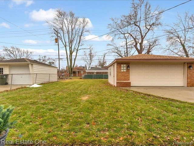 21100 Yale Street, St. Clair Shores, MI 48081