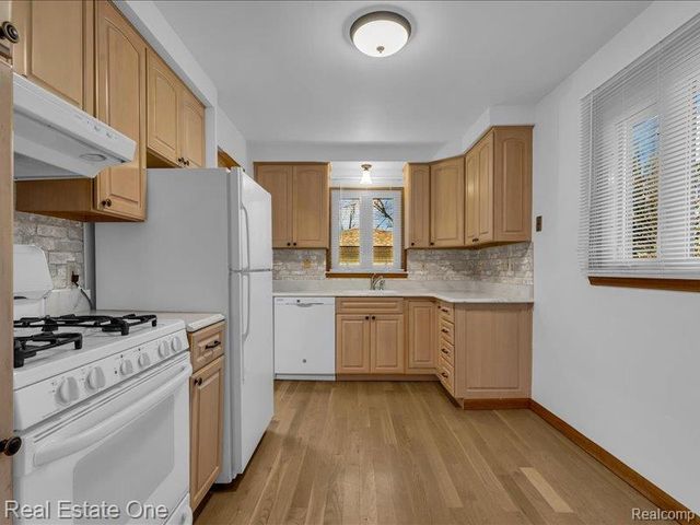 21100 Yale Street, St. Clair Shores, MI 48081