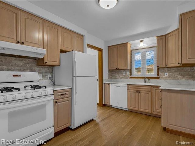 21100 Yale Street, St. Clair Shores, MI 48081