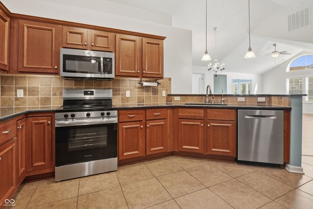 1067 Distinctive Way, Greenfield, IN 46140