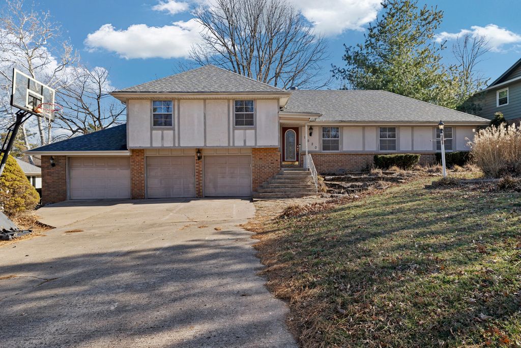 1520 S Devon Road, Springfield, MO 65809