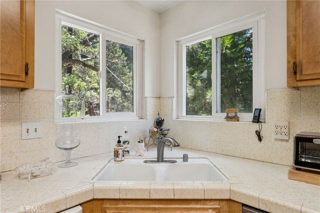 582 Grass Valley Court, Lake Arrowhead, CA 92352