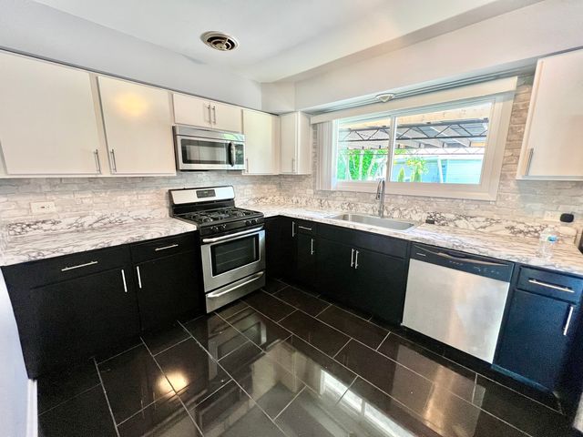 128 E Normandy Drive, Addison, IL 60101