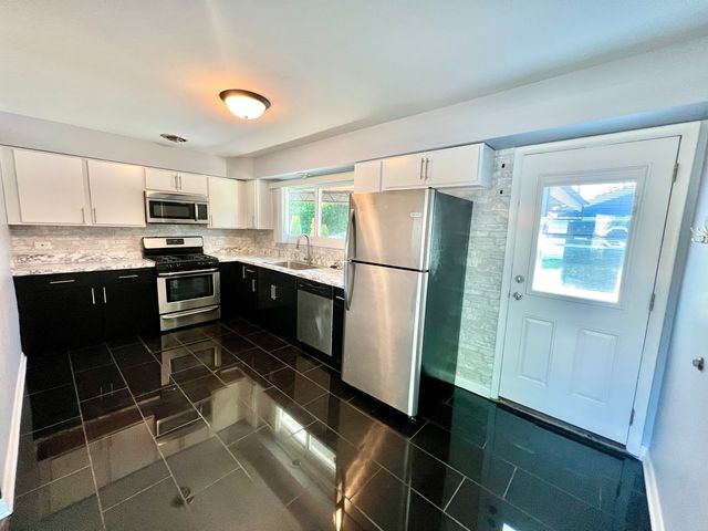 128 E Normandy Drive, Addison, IL 60101