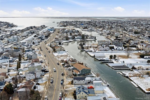 76 Alhambra Road, Massapequa, NY 11758