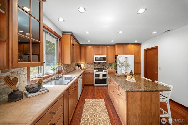 5542 Meadowood Lane NE, Olympia, WA 98506