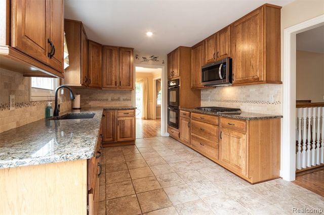 41654 Kenilworth Lane, Novi, MI 48377