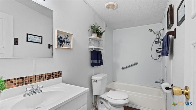 1656 NW Pecan Drive, Mcqueeney, TX 78123