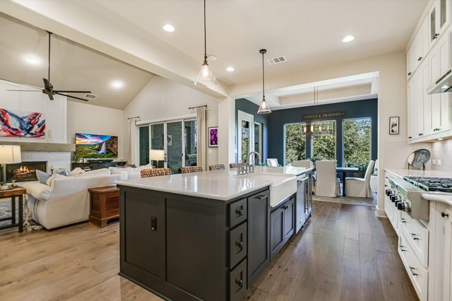 582 Peakside CIR, Dripping Springs, TX 78620