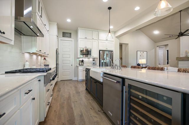 582 Peakside CIR, Dripping Springs, TX 78620