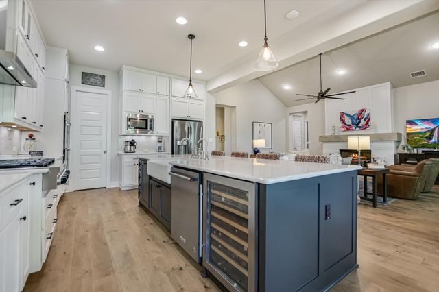 582 Peakside CIR, Dripping Springs, TX 78620