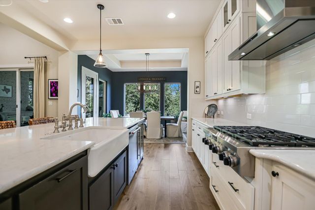 582 Peakside CIR, Dripping Springs, TX 78620