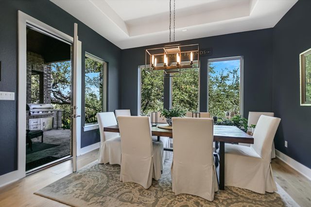582 Peakside CIR, Dripping Springs, TX 78620