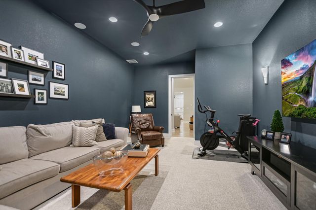 582 Peakside CIR, Dripping Springs, TX 78620