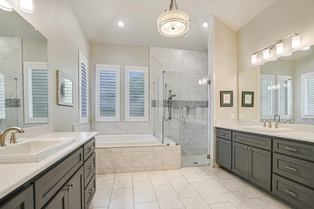 582 Peakside CIR, Dripping Springs, TX 78620