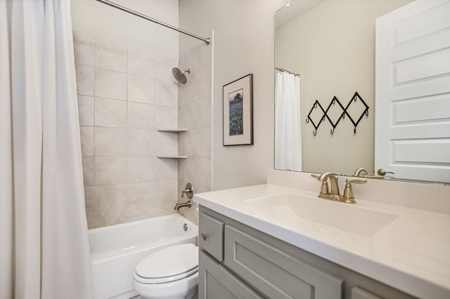582 Peakside CIR, Dripping Springs, TX 78620