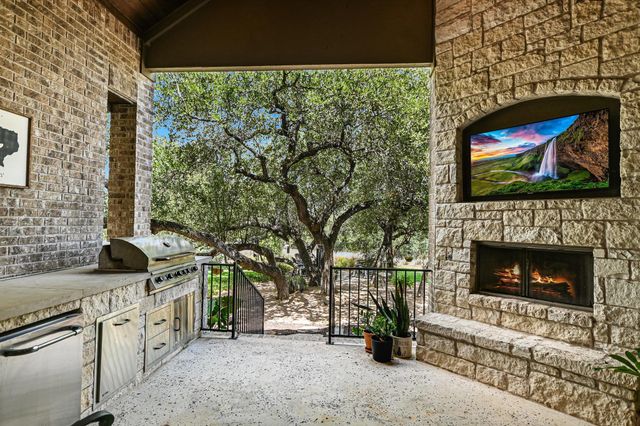 582 Peakside CIR, Dripping Springs, TX 78620