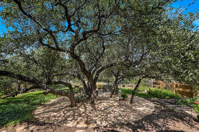 582 Peakside CIR, Dripping Springs, TX 78620