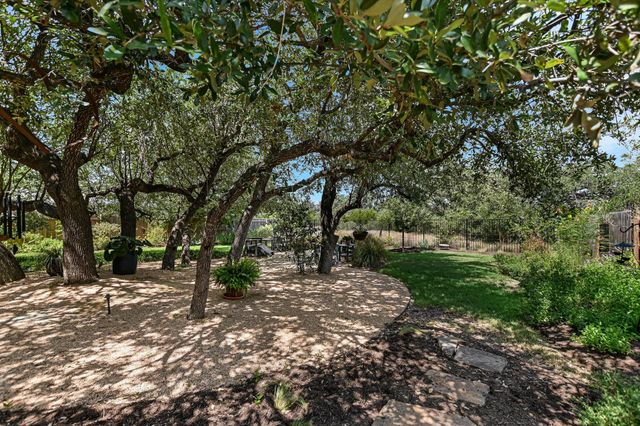 582 Peakside CIR, Dripping Springs, TX 78620