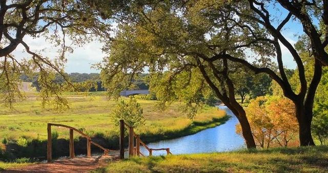 582 Peakside CIR, Dripping Springs, TX 78620