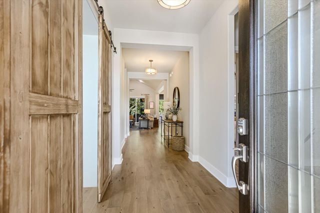 582 Peakside CIR, Dripping Springs, TX 78620