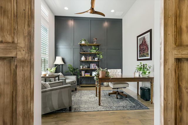 582 Peakside CIR, Dripping Springs, TX 78620