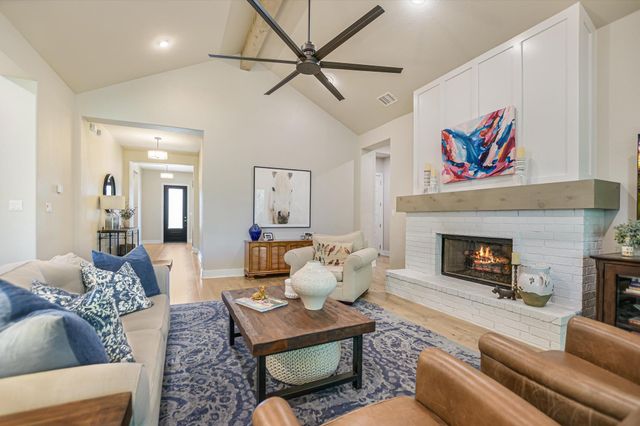 582 Peakside CIR, Dripping Springs, TX 78620
