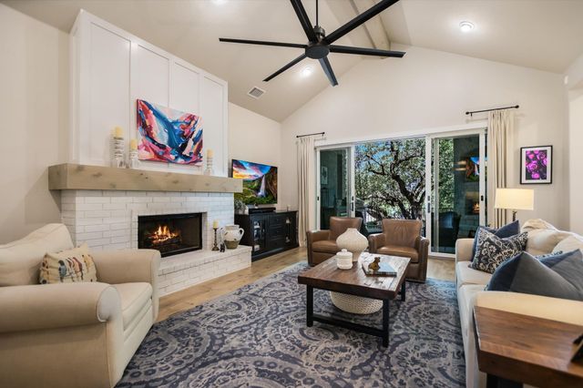 582 Peakside CIR, Dripping Springs, TX 78620