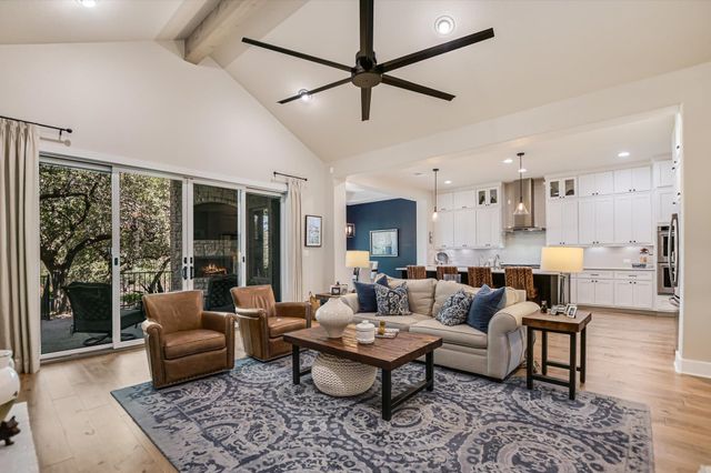 582 Peakside CIR, Dripping Springs, TX 78620