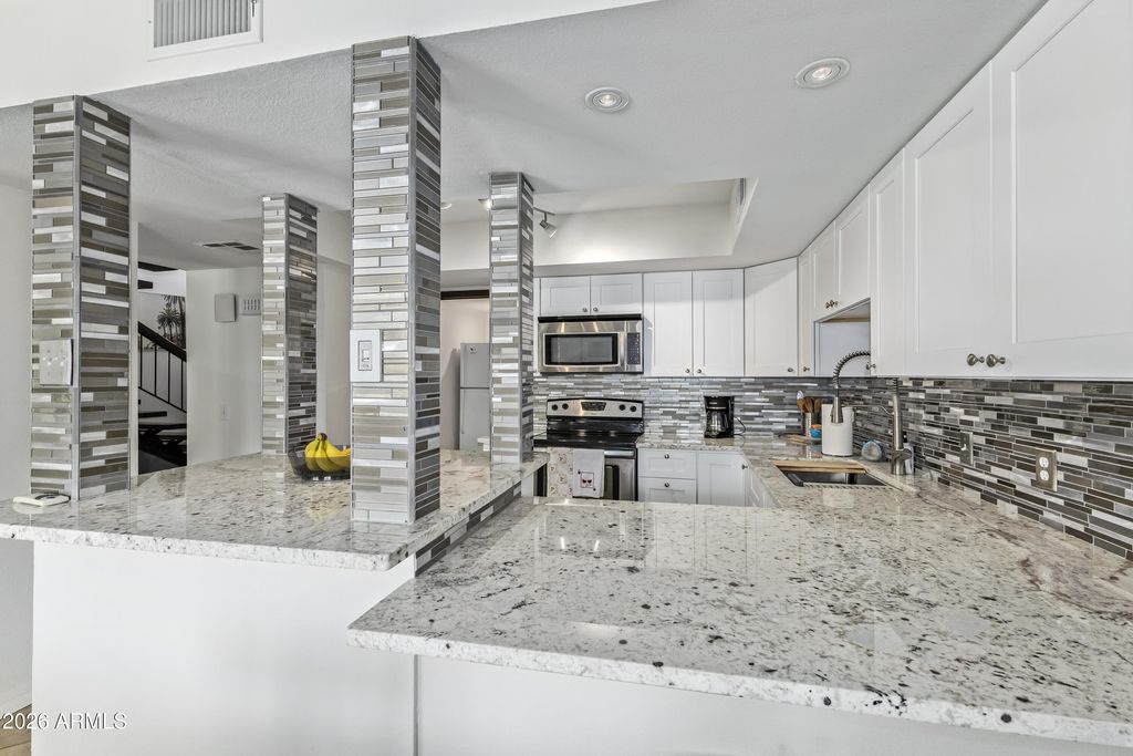 Image 8 of property listing at 3147 S FAIRFIELD Drive, Tempe, AZ 85282