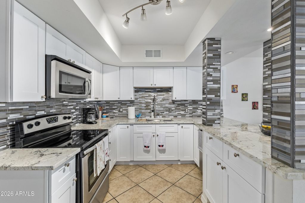 Image 9 of property listing at 3147 S FAIRFIELD Drive, Tempe, AZ 85282