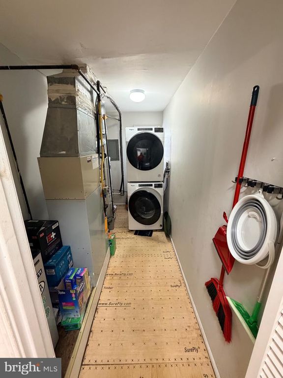 Image 9 of property listing at 521 CORINTHIAN AVE, Essington, PA 19029