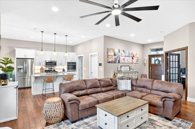 926 E Downshire Drive, Nixa, MO 65714