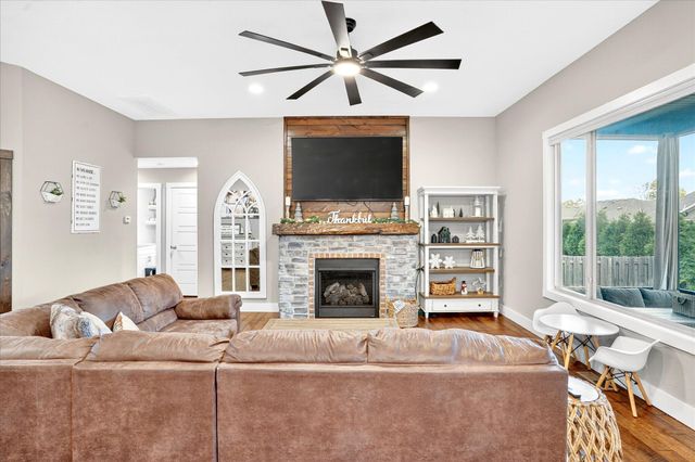 926 E Downshire Drive, Nixa, MO 65714